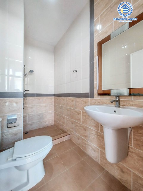 ทาวน์เฮ้าส์มือสองย่านสมุทรสาคร ม.โกลเด้นทาวน์ พระราม2 เนื้อที่มากถึง 21.2 ตร.ว. ฟังก์ชันจัดเต็มถึง 4 ห้องนอน 3 ห้องน้ำ 2 ที่จอดรถ บนทำเลเยี่ยม เชื่อมต่อถ.พระราม 2, ถ.กาญจนาภิเษก ใกล้บิ๊กซี, เซ็นทรัลพระราม 2 และทางด่วน "พระราม 2"